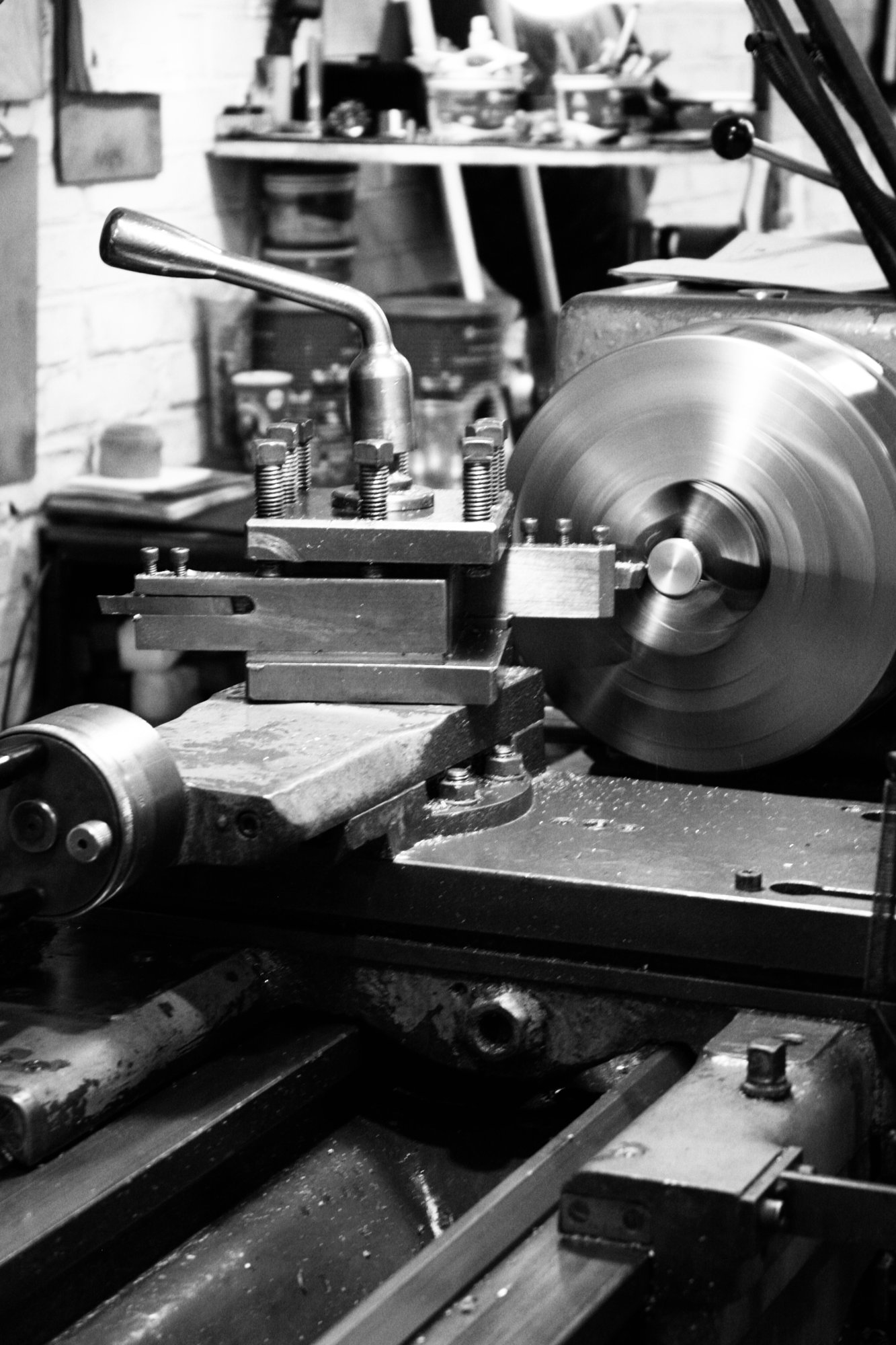 Torno metálico del taller, en blanco y negro
